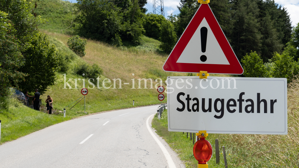 Hinweisschild: Staugefahr / Ellbögen, Tirol, Austria by kristen-images.com