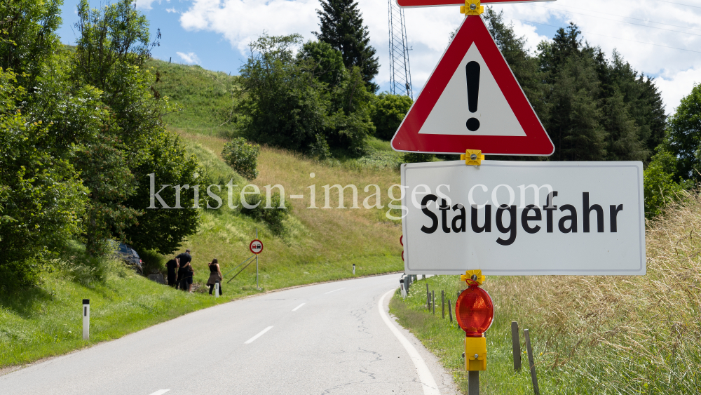 Hinweisschild: Staugefahr / Ellbögen, Tirol, Austria by kristen-images.com