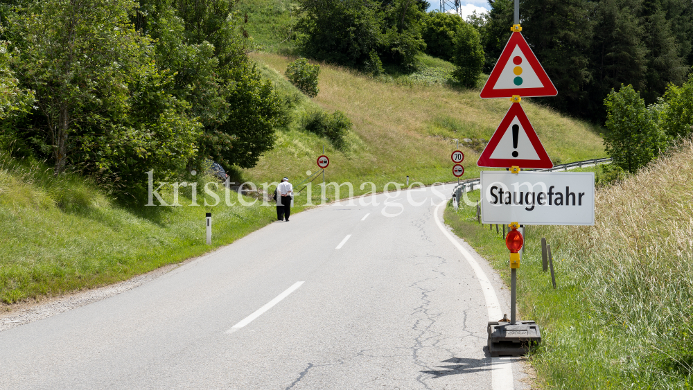 Hinweisschild: Staugefahr / Ellbögen, Tirol, Austria by kristen-images.com