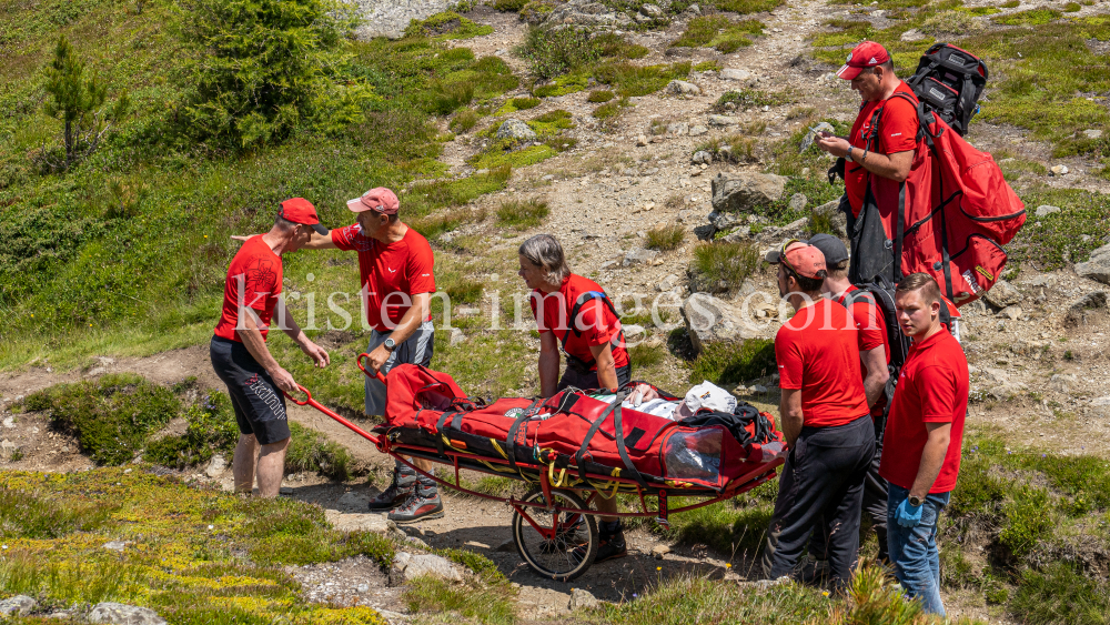 Bergung eines Verunglückten / Bergrettung / Tirol, Austria by kristen-images.com