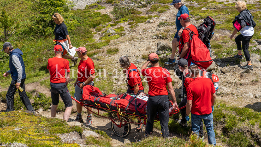 Bergung eines Verunglückten / Bergrettung / Tirol, Austria by kristen-images.com