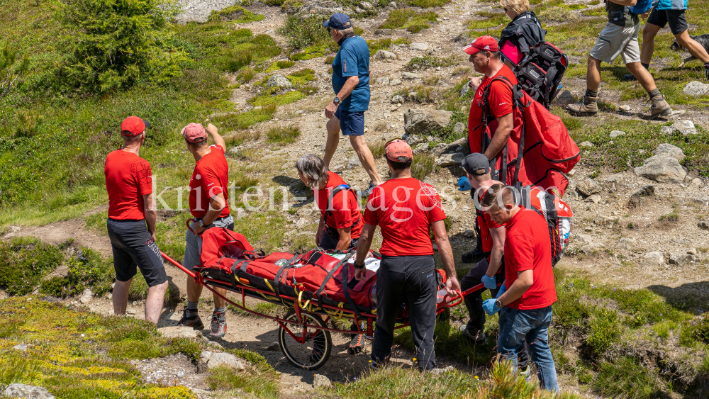 Bergung eines Verunglückten / Bergrettung / Tirol, Austria by kristen-images.com