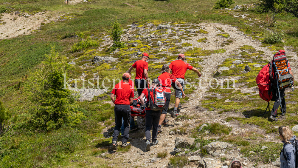 Bergung eines Verunglückten / Bergrettung / Tirol, Austria by kristen-images.com