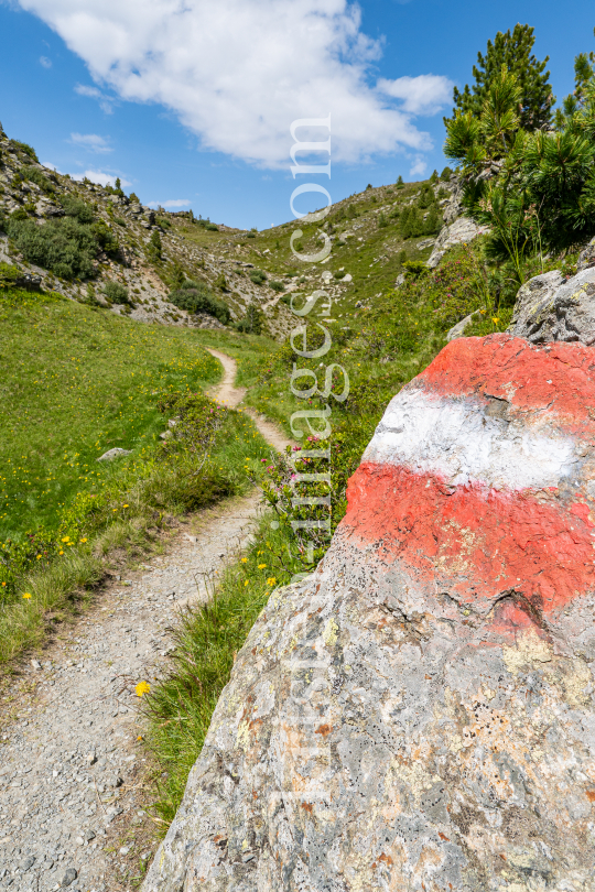 Wegmarkierung rot weiss rot / Patscherkofel, Tirol, Austria by kristen-images.com