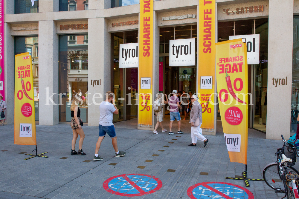 Sommerschlussverkauf, Ausverkauf / Kaufhaus Tyrol, Innsbruck by kristen-images.com