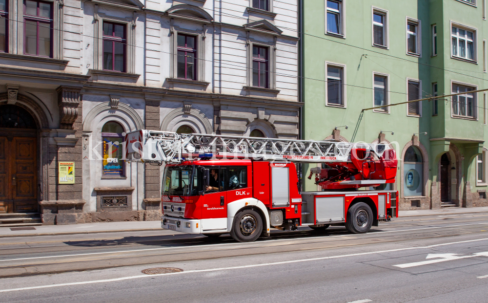 Berufsfeuerwehr Innsbruck im Einsatz / Feuerwehr  by kristen-images.com