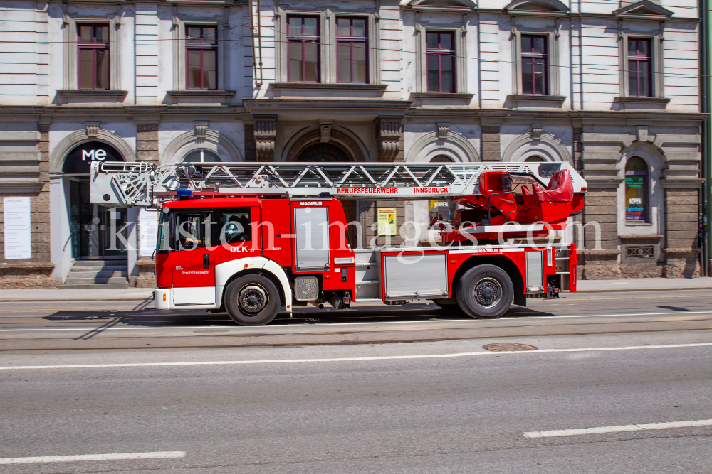 Berufsfeuerwehr Innsbruck im Einsatz / Feuerwehr  by kristen-images.com