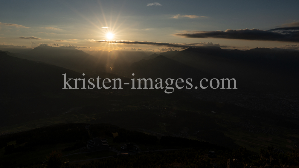 Sonnenuntergang über dem Inntal, Innsbruck, Tirol, Austria by kristen-images.com