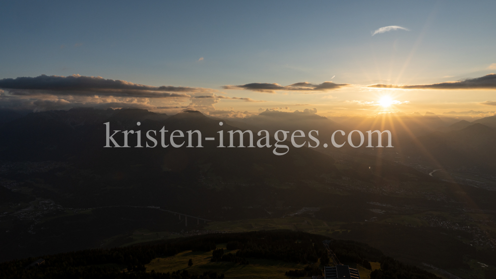 Sonnenuntergang über dem Inntal, Innsbruck, Tirol, Austria by kristen-images.com