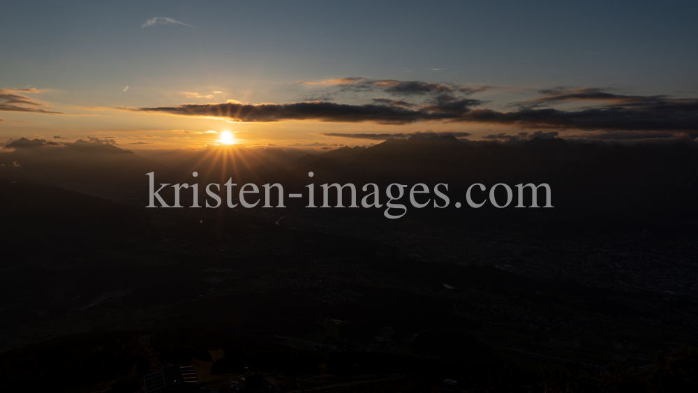 Sonnenuntergang über dem Inntal, Innsbruck, Tirol, Austria by kristen-images.com