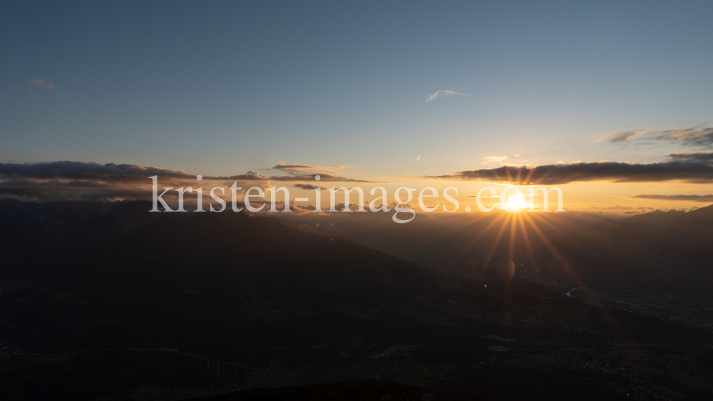 Sonnenuntergang über dem Inntal, Innsbruck, Tirol, Austria by kristen-images.com