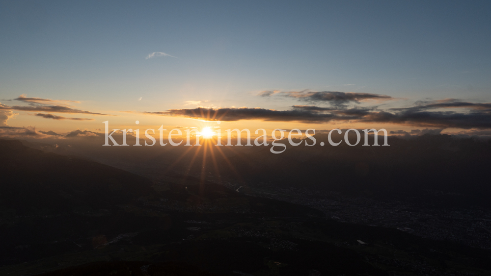 Sonnenuntergang über dem Inntal, Innsbruck, Tirol, Austria by kristen-images.com