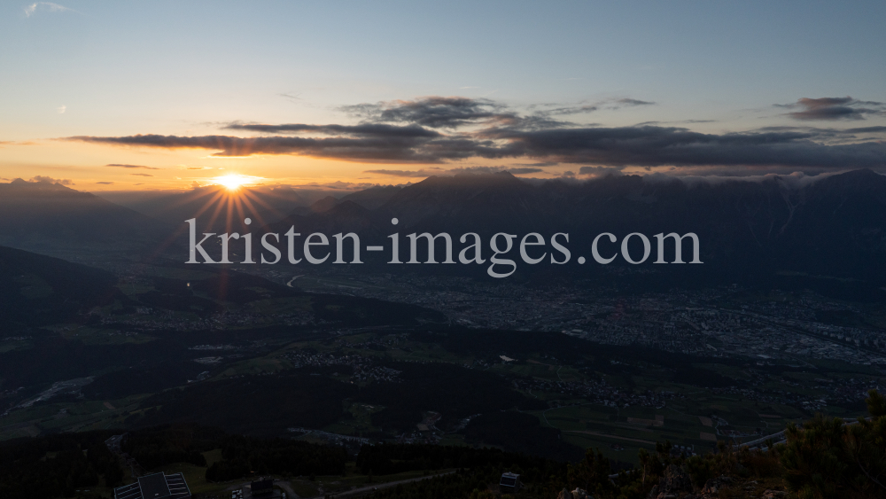 Sonnenuntergang über dem Inntal, Innsbruck, Tirol, Austria by kristen-images.com