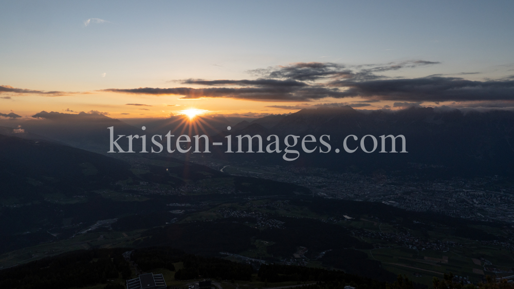 Sonnenuntergang über dem Inntal, Innsbruck, Tirol, Austria by kristen-images.com