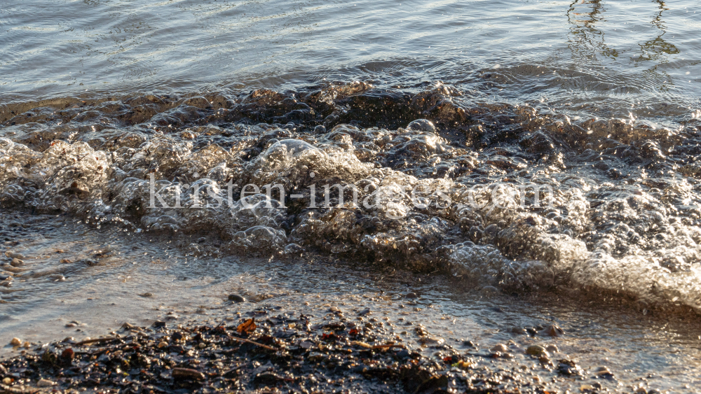 Seeufer / Erholungsgebiet Ambach, Starnberger See, Bayern, Deutschland by kristen-images.com