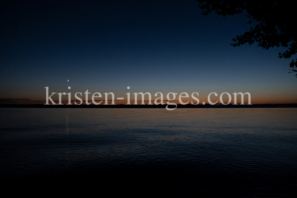 Abendstimmung / Erholungsgebiet Ambach, Starnberger See, Bayern, Deutschland by kristen-images.com