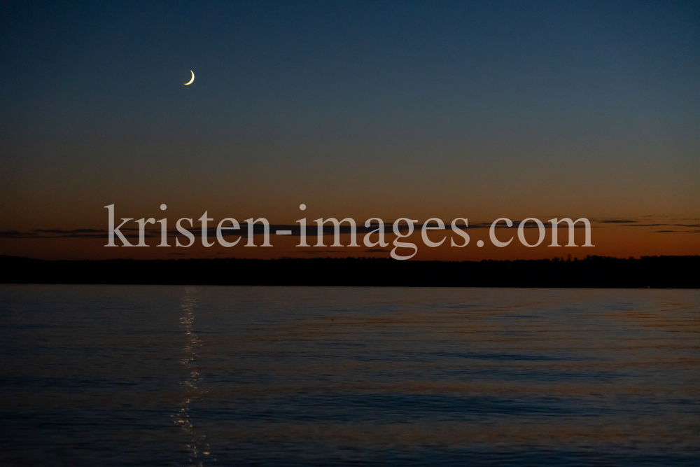 Abendstimmung / Erholungsgebiet Ambach, Starnberger See, Bayern, Deutschland by kristen-images.com