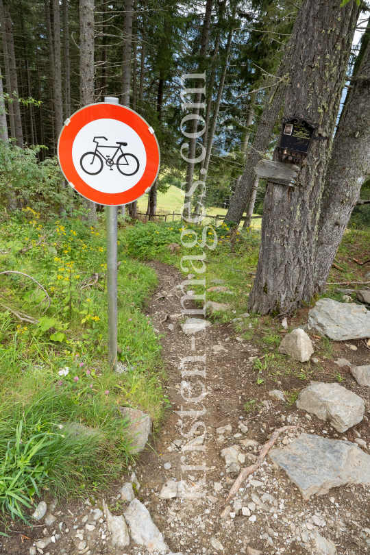 Mountainbiken, Radfahren verboten by kristen-images.com