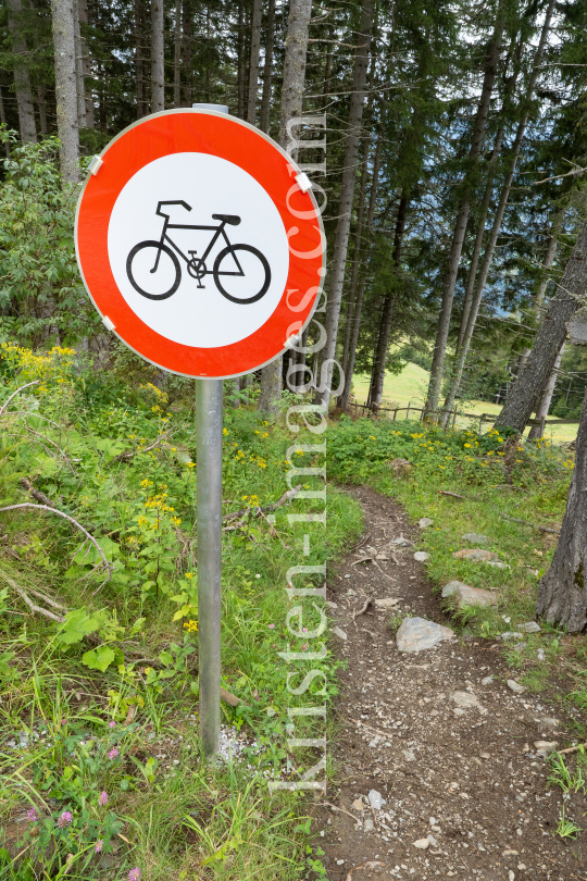 Mountainbiken, Radfahren verboten by kristen-images.com