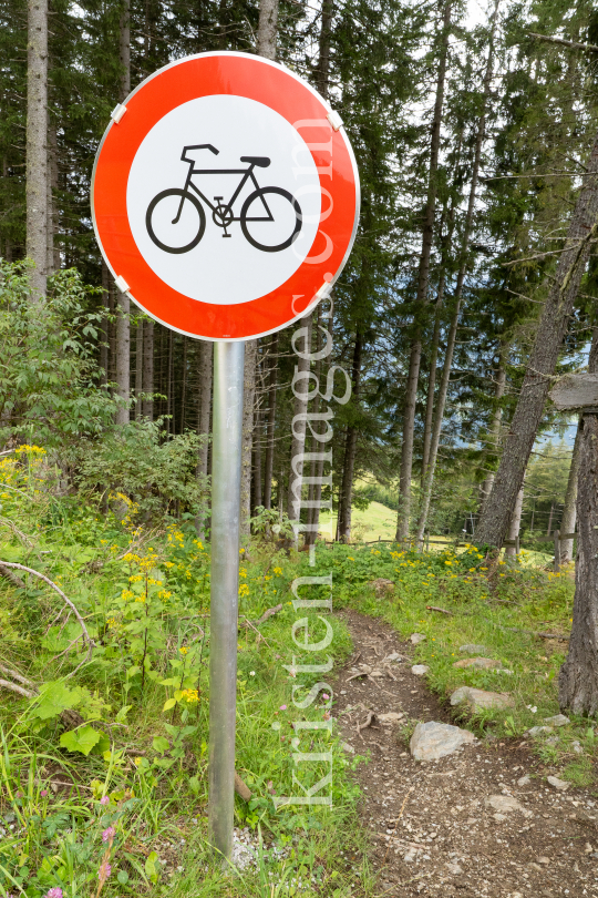 Mountainbiken, Radfahren verboten by kristen-images.com