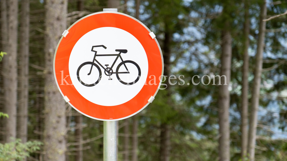 Mountainbiken, Radfahren verboten by kristen-images.com