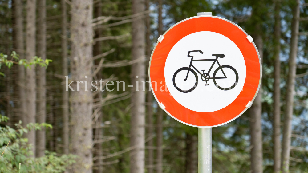 Mountainbiken, Radfahren verboten by kristen-images.com