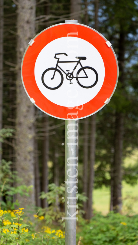 Mountainbiken, Radfahren verboten by kristen-images.com