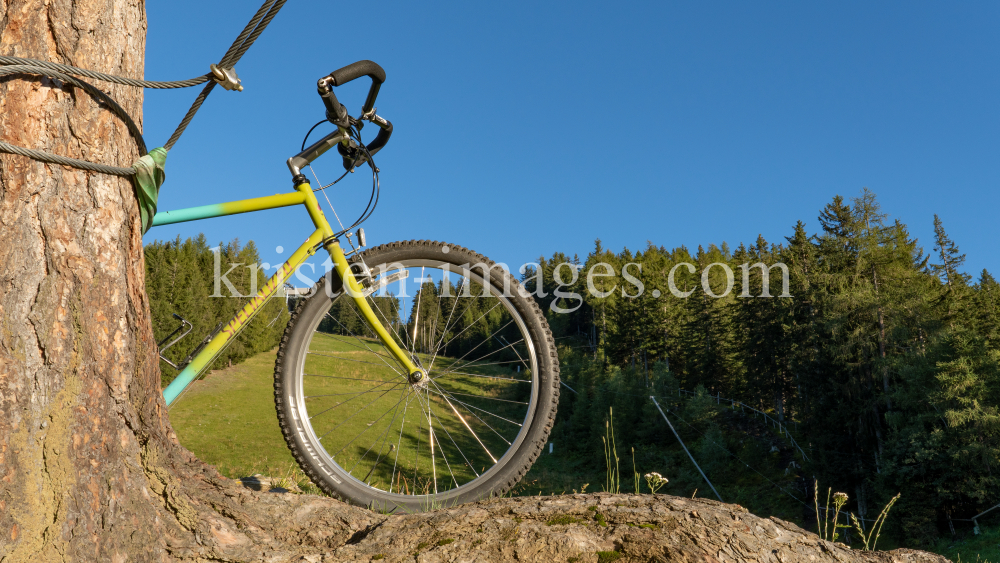 Mountainbike by kristen-images.com