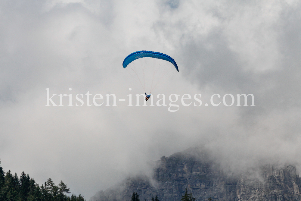 Paragleiter, Gleitschirm / Fulpmes, Stubaital, Tirol, Austria by kristen-images.com