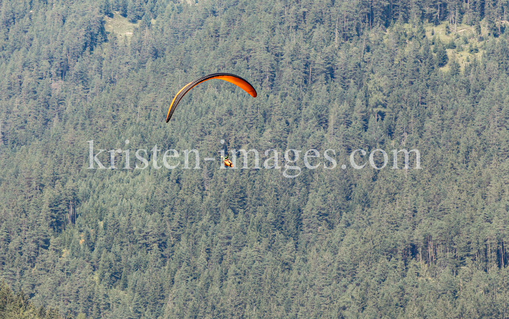 Paragleiter, Gleitschirm / Fulpmes, Stubaital, Tirol, Austria by kristen-images.com