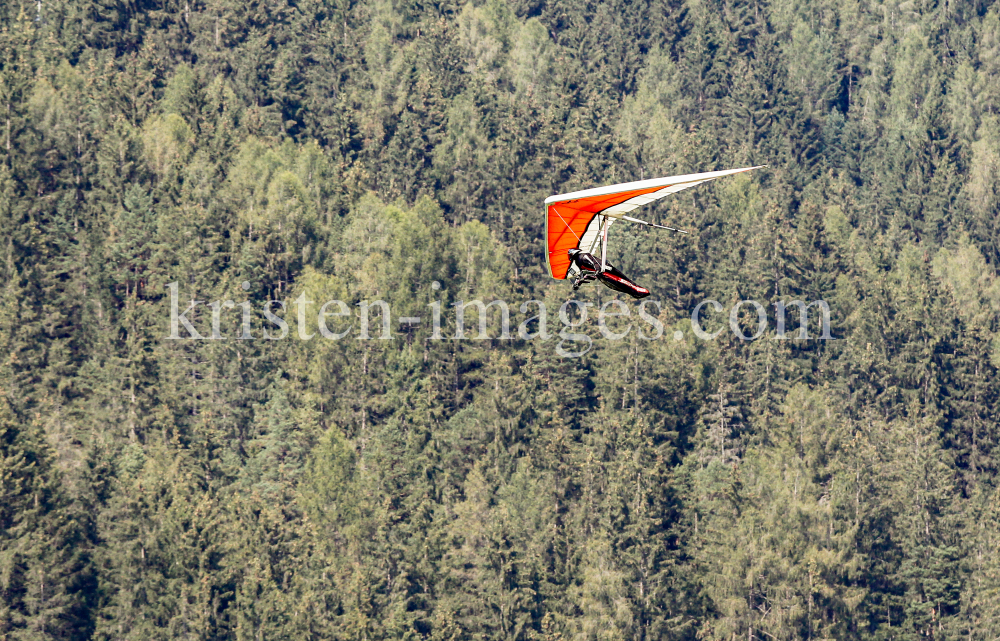 Hängegleiter, Drachenfliegen / Stubaital, Fulpmes, Tirol, Austria by kristen-images.com