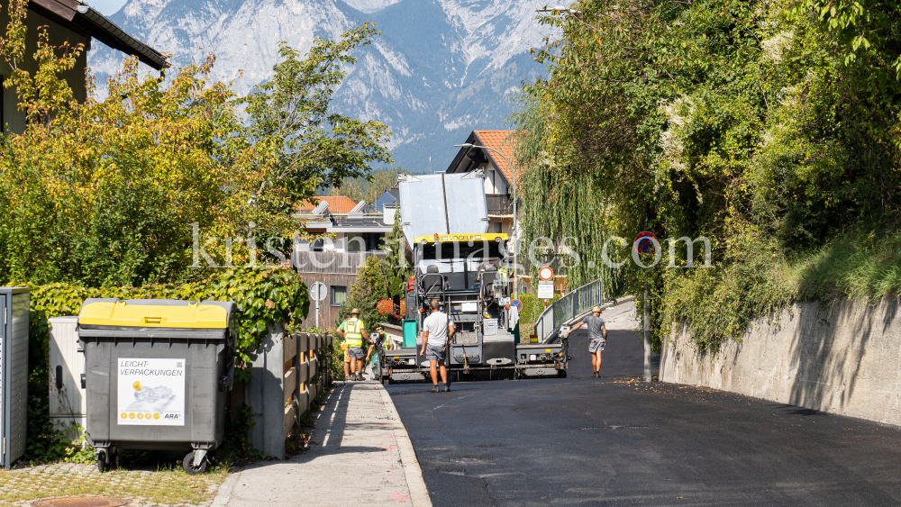 Asphaltfertiger, Straßenfertiger by kristen-images.com