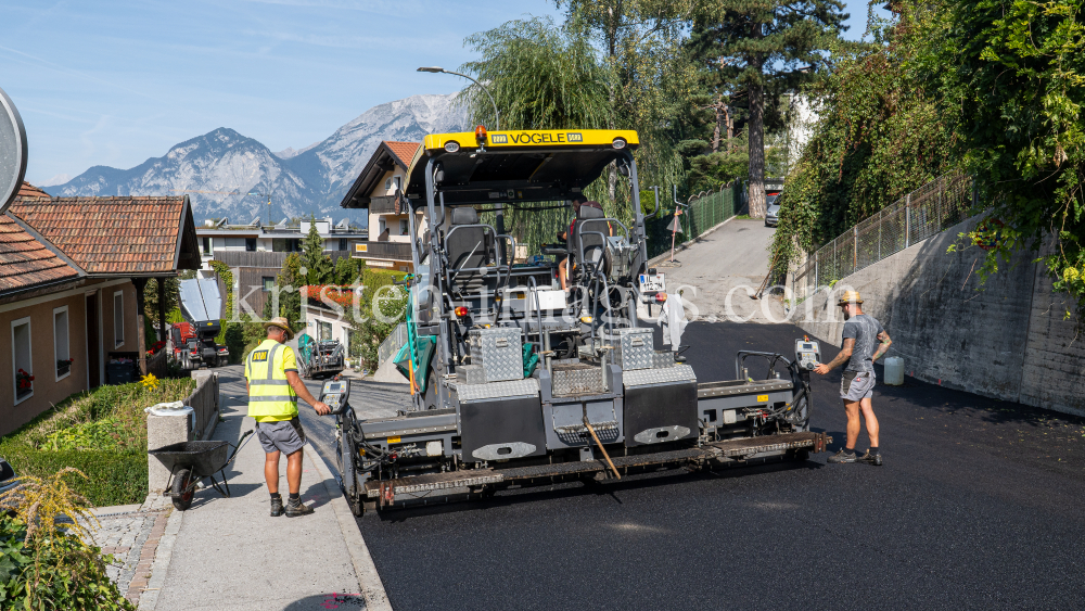 Asphaltfertiger, Straßenfertiger by kristen-images.com