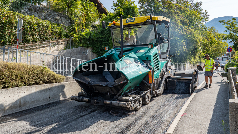 Asphaltfertiger, Straßenfertiger by kristen-images.com