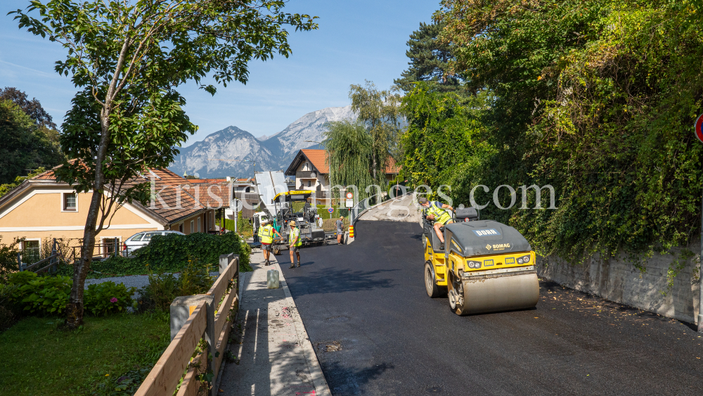 Asphaltfertiger, Straßenfertiger, Straßenwalze by kristen-images.com