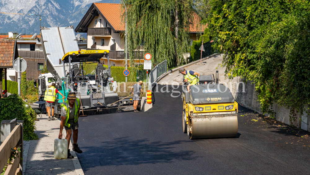 Asphaltfertiger, Straßenfertiger, Straßenwalze by kristen-images.com