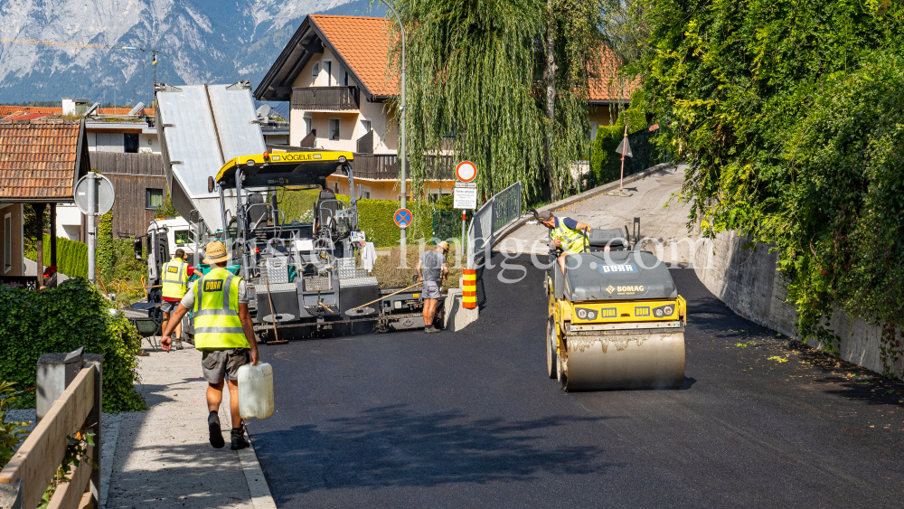 Asphaltfertiger, Straßenfertiger, Straßenwalze by kristen-images.com