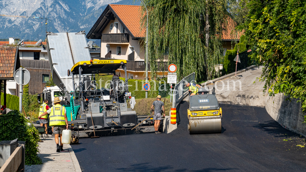 Asphaltfertiger, Straßenfertiger, Straßenwalze by kristen-images.com