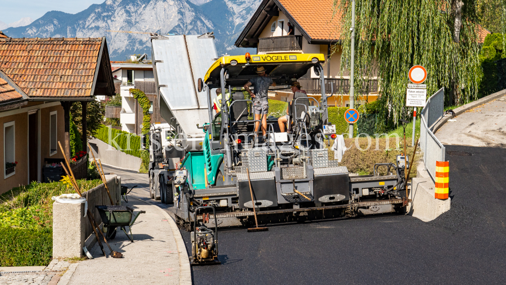 Asphaltfertiger, Straßenfertiger by kristen-images.com