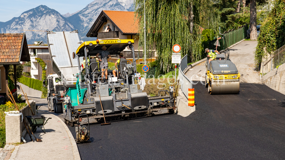 Asphaltfertiger, Straßenfertiger, Straßenwalze by kristen-images.com