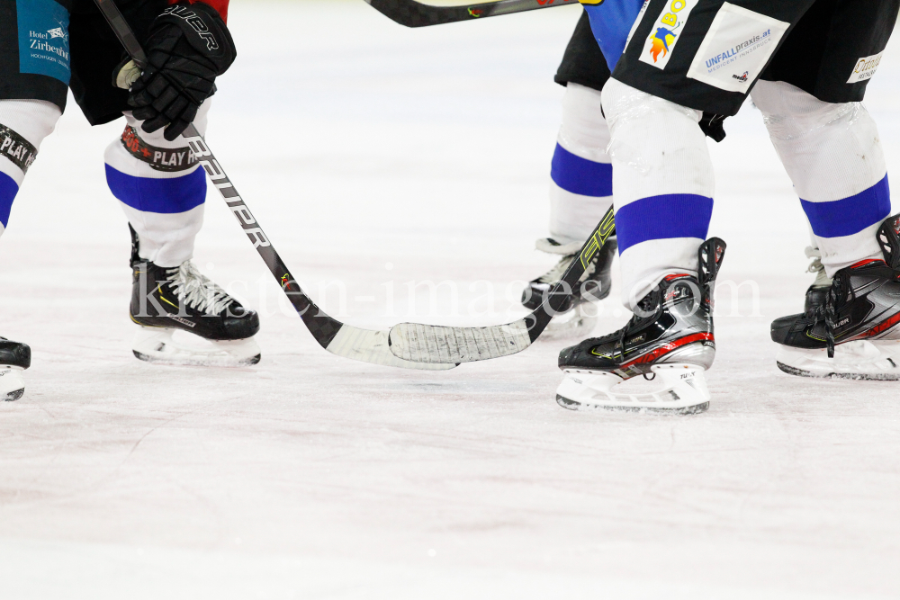 Eishockeyschuhe, Eishockeyschläger by kristen-images.com