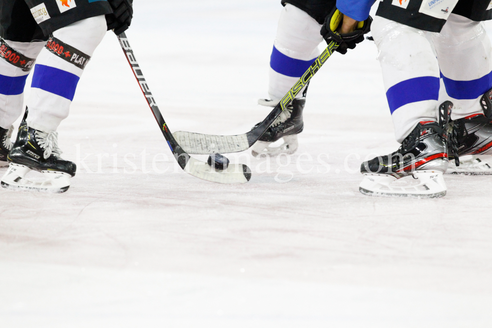 Eishockeyschuhe, Eishockeyschläger, Eishockey Puck by kristen-images.com