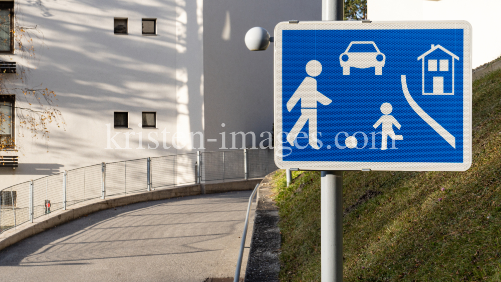 Verkehrsschild: verkehrsberuhigter Bereich / Spielstraße, Wohnstraße by kristen-images.com