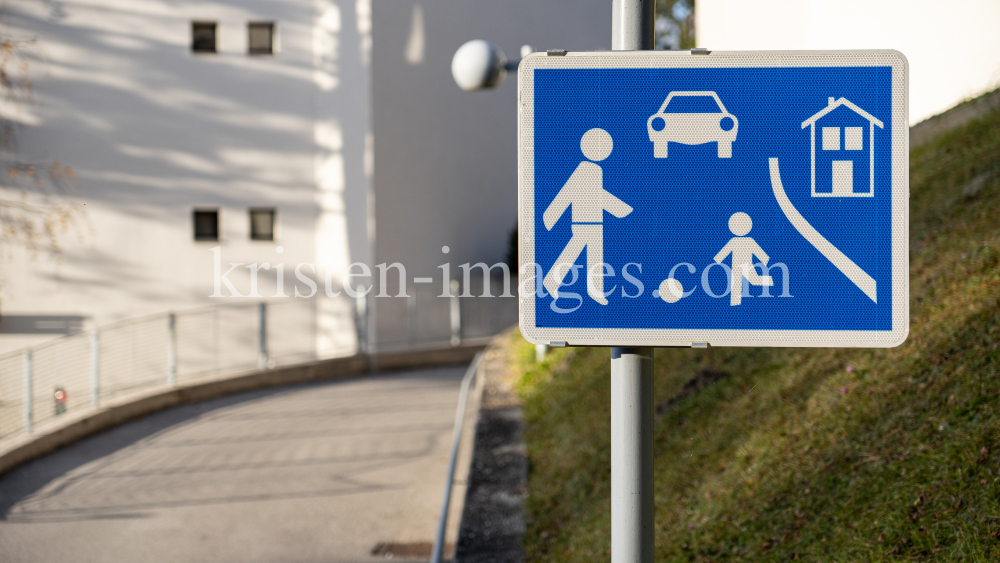 Verkehrsschild: verkehrsberuhigter Bereich / Spielstraße, Wohnstraße by kristen-images.com