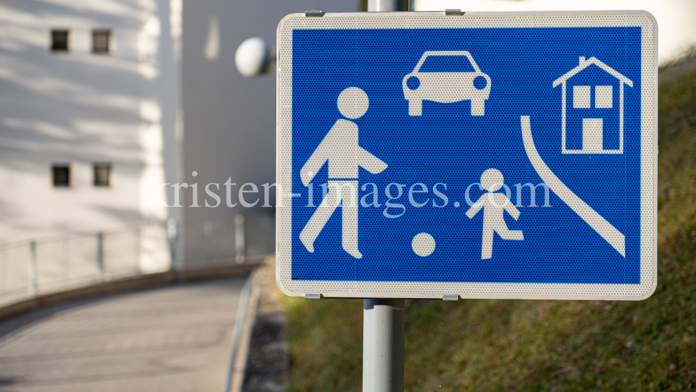 Verkehrsschild: verkehrsberuhigter Bereich / Spielstraße, Wohnstraße by kristen-images.com