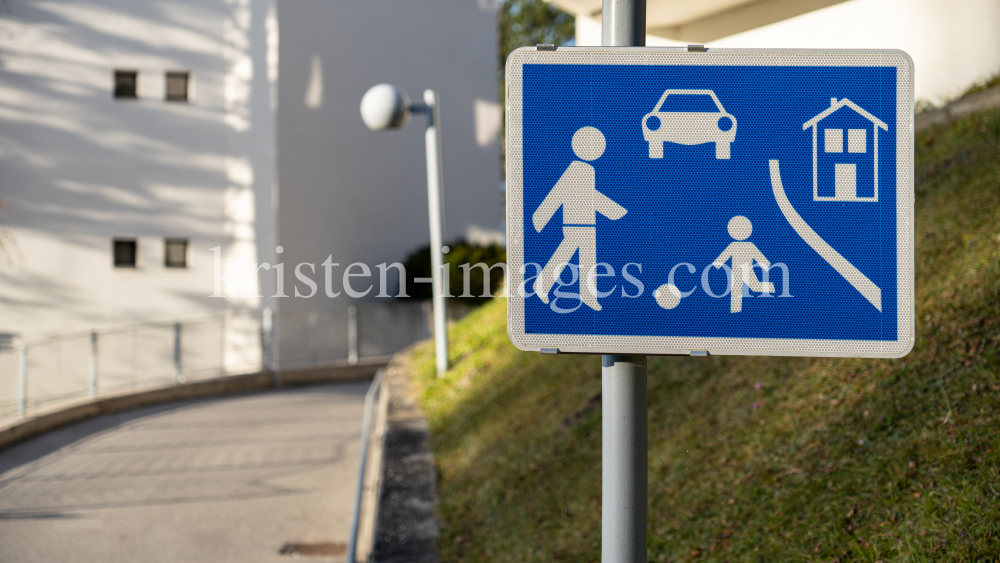 Verkehrsschild: verkehrsberuhigter Bereich / Spielstraße, Wohnstraße by kristen-images.com