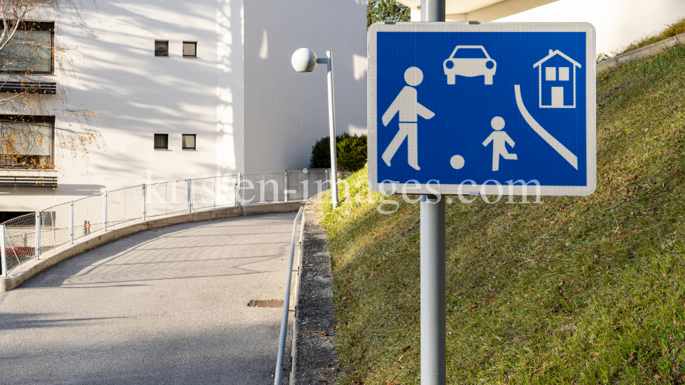 Verkehrsschild: verkehrsberuhigter Bereich / Spielstraße, Wohnstraße by kristen-images.com