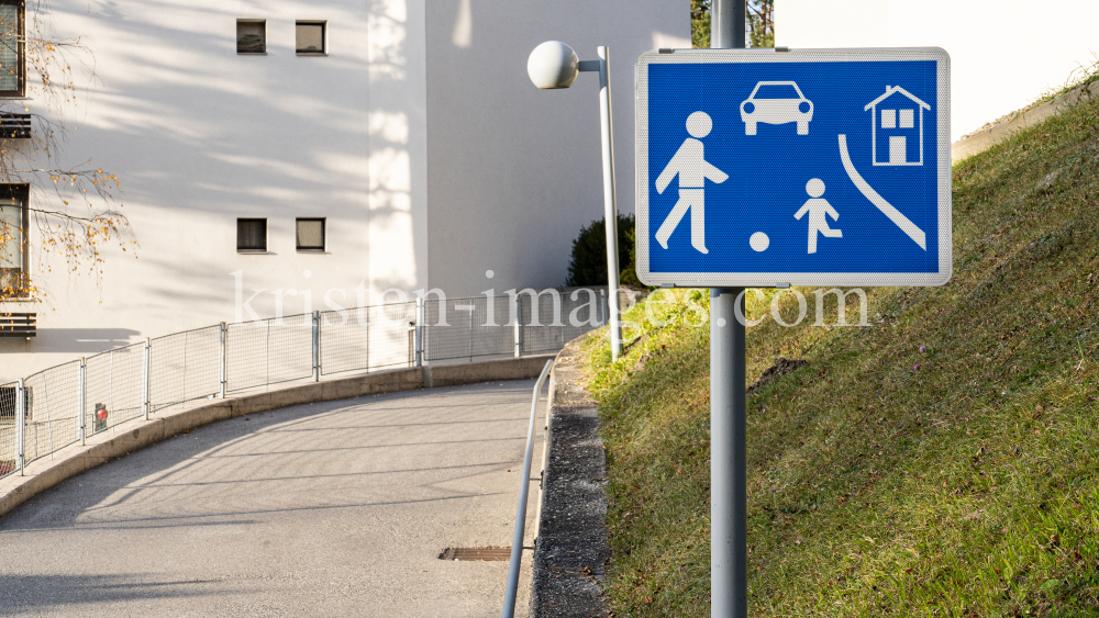 Verkehrsschild: verkehrsberuhigter Bereich / Spielstraße, Wohnstraße by kristen-images.com