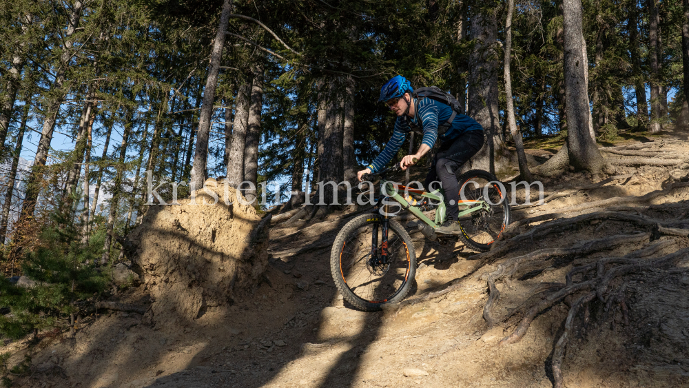 Mountainbiker, Downhiller /  Viller Kopf, Paschberg, Vill, Innsbruck, Tirol, Austria by kristen-images.com