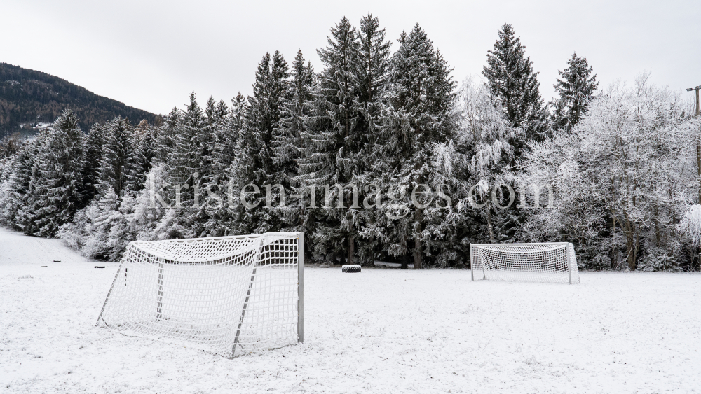 Fußballplatz im Winter by kristen-images.com